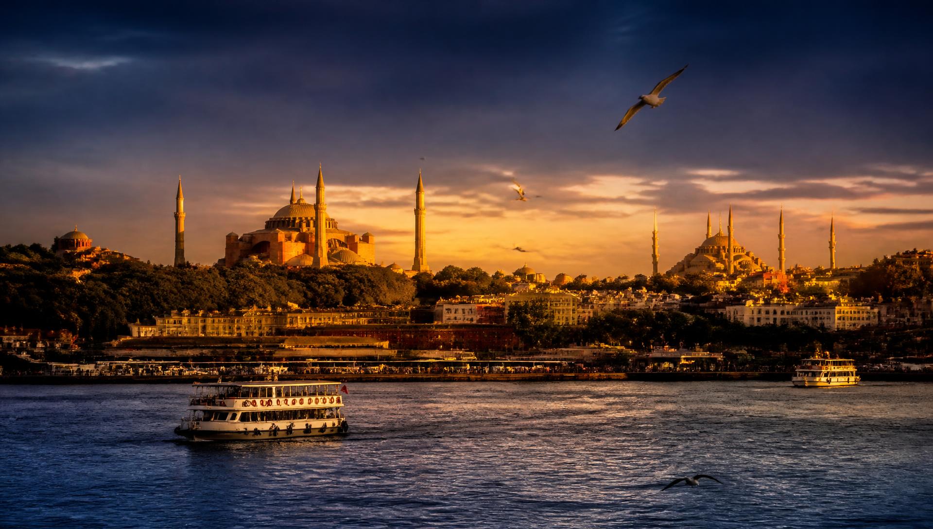 Istambul ao pôr do sol com Santa Sofia e o Bósforo